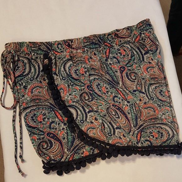 Honey Punch Pom Pom Shorts - Picture 4 of 10